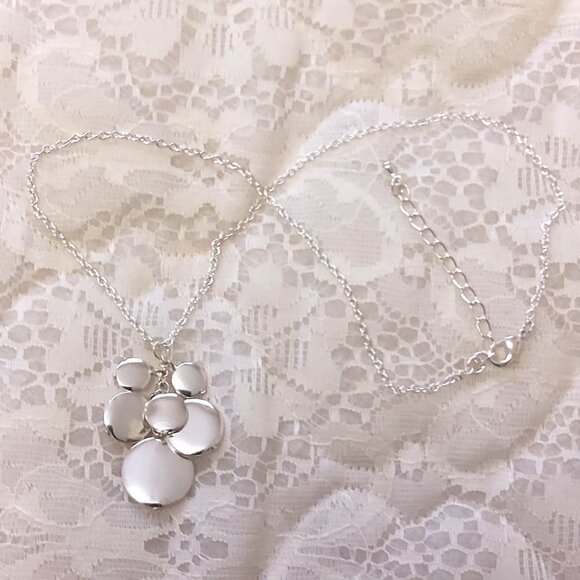 Vintage NEW LC Liz Claiborne Silver Tone Pendant Necklace for Women Girls - Picture 4 of 10